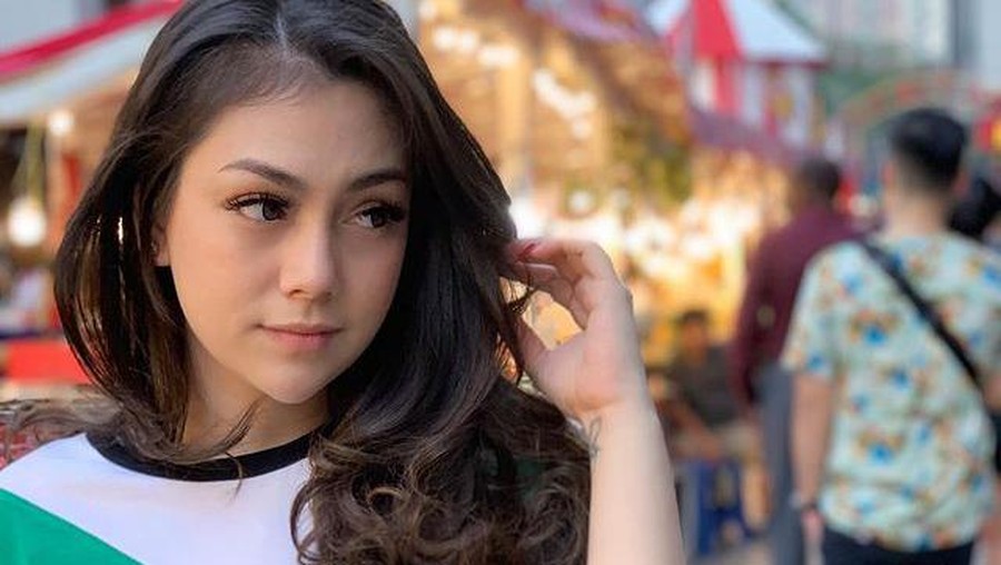 Celine Evangelista mengabulkan permintaan netizen foto selfie tanpa filter. Yuk kita intip potretnya!
