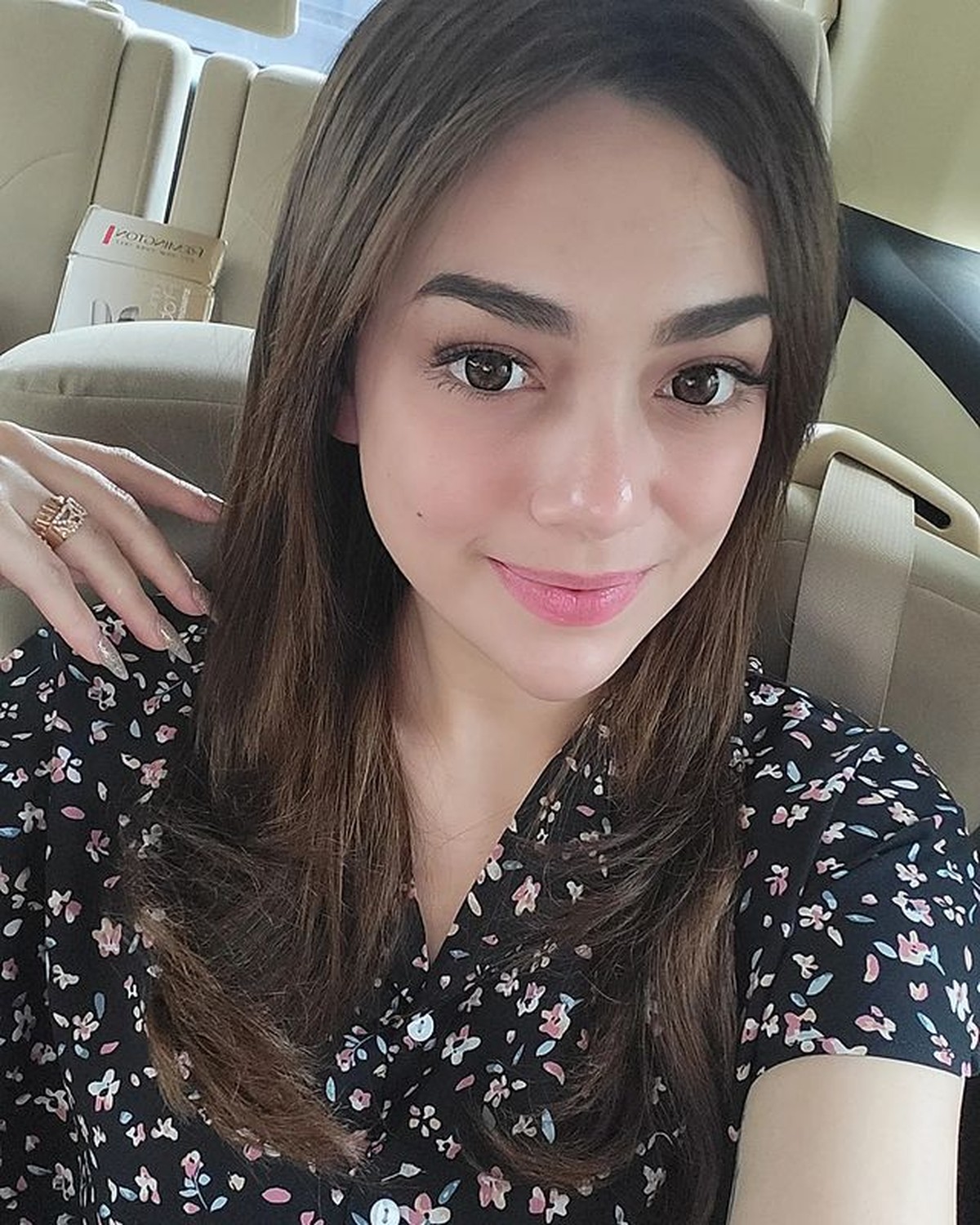 Celine Evangelista mengabulkan permintaan netizen foto selfie tanpa filter&period; Yuk kita intip potretnya&excl;