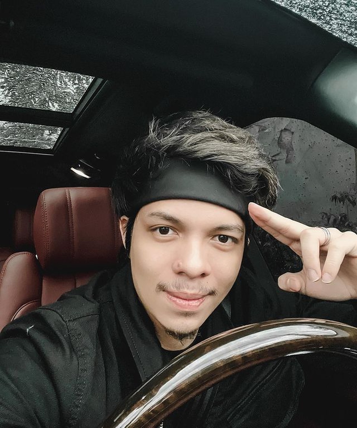 Atta Halilintar melelang bandana yang biasa ia pakai usai jalani transplantasi rambut di Turki&period; Yuk intip transformasinya&excl;