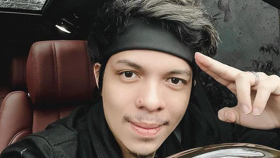 Atta Halilintar melelang bandana yang biasa ia pakai usai jalani transplantasi rambut di Turki. Yuk intip transformasinya!