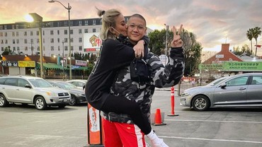 img-title Agnez Mo Bongkar Alasan Jatuh Cinta pada Sosok Adam Rosyadi Meski Berondong