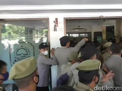 Demo Kecam Arteria di Depan Kantor Bupati Subang Diwarani Aksi Saling Dorong