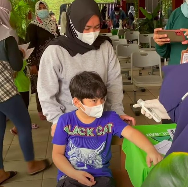 <p>Putra pertama Raffi Ahmad dan Nagita Slavina, Rafathar, telah menerima vaksin COVID-19 pertamanya. Rafathar sempat bertanya pada pengasuhnya, Lala, tentang rasa sakit disuntik. Saat akhirnya disuntik, anak 6 tahun ini terlihat berani dan tidak menangis. (Foto: YouTube Rans Entertainment)</p>