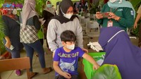 <p>Putra pertama Raffi Ahmad dan Nagita Slavina, Rafathar, telah menerima vaksin COVID-19 pertamanya. Rafathar sempat bertanya pada pengasuhnya, Lala, tentang rasa sakit disuntik. Saat akhirnya disuntik, anak 6 tahun ini terlihat berani dan tidak menangis. (Foto: YouTube Rans Entertainment)</p>