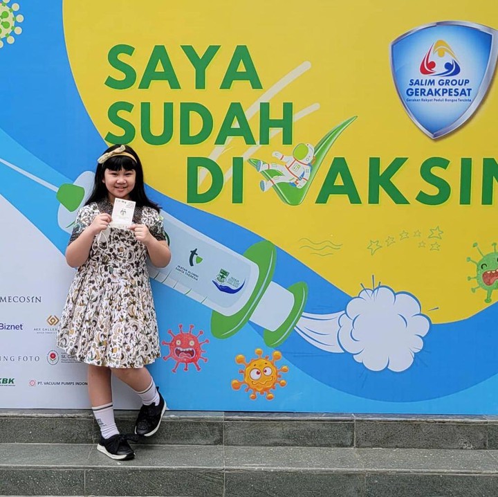 <p>Anak Astrid Tiar, Anabel, juga mendapatkan vaksin pertamanya nih. Bocah 8 tahun ini rencananya akan mendapatkan suntik vaksin dosis kedua pada 11 Januari. (Foto: Instagram @astridtiar127)</p>