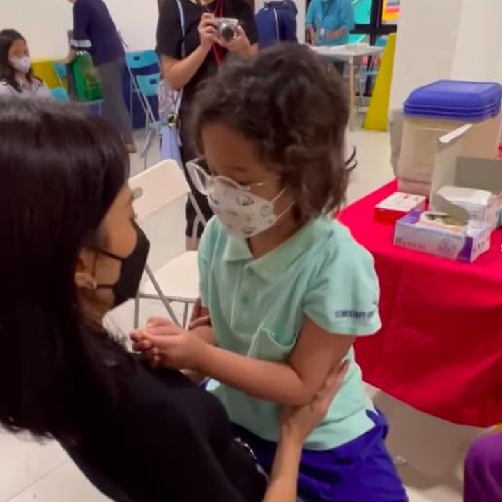 <p>Artika Sari Devi terlihat mendampingi putri bungsunya, Dayana Zoelie Ibrahim atau akrab disampa Zoe, saat disuntik vaksin. Sebelum mulai disuntik, Zoe sempat minta izin untuk berdoa, Bunda. (Foto: Instagram @artikasaridevi)</p>