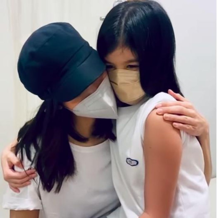 <p>Jizzy Pearl Bastian, putri semata wayang Vino G Bastian dan Marsha Timothy, mendapatka vaksin COVID-19 pertamanya pada akhir Desember tahun lalu. Jizzy terlihat duduk dipangkuan sang Bunda yang berusaha menenangkannya saat disuntik. (Foto; Instagram @vinogbastian__)</p>