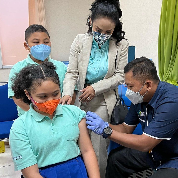 <p>Kedua anak Krisdayanti, Amora dan Kellen, disuntik vaksin COVID-19 pada 17 Desember 2021. Krisdayanti tampak menemani kedua buah hatinya, Bunda. (Foto: Instagram @krisdayantilemos)</p>