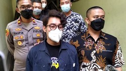 Berangkat ke RSKO, Penampilan Ardhito Pramono Tetap Modis