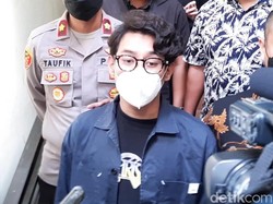 Penampilan Ardhito Pramono Tetap Stylish saat Dibawa ke RSKO