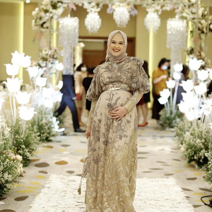 <p>Pesinetron Cut Meyriska tengah hamil anak kedua nih, Bunda. Istri Roger Danuarta ini kerap membagikan potretnya yang sedang berbada dua di media sosial. (Foto: Instagram @cutratumeyriska)</p>