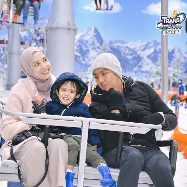 <p>Awal Januari ini, Fanny Fabriana mengumumkan kehamilan anak keempatnya, Bunda. Fanny mengunggah fotonya bersama suami dan anak ketiga. "Dylan,,kirain bakal jadi anak bungsu. Eh taunya <em>InsyaAllah</em> mau jadi Kakak," tulisnya di Instagram. (Foto: Instagram @fannyfabriana)</p>