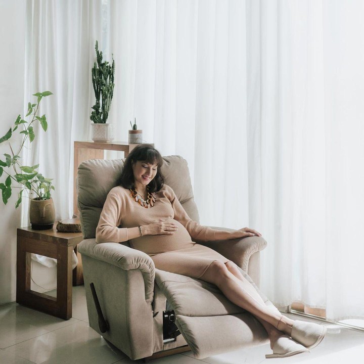 <p>Pada September 2021, Nadine Chandrawinata mengumumkan kabar kehamilan anak pertamanya. Kehamilan istri Dimas Anggara ini sudah masuk trimester tiga, Bunda. (Foto: Instagram @nadinelist)</p>