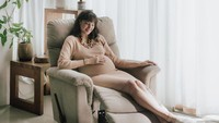 <p>Pada September 2021, Nadine Chandrawinata mengumumkan kabar kehamilan anak pertamanya. Kehamilan istri Dimas Anggara ini sudah masuk trimester tiga, Bunda. (Foto: Instagram @nadinelist)</p>