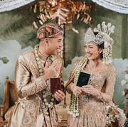 Bisa Jadi Inspirasi, Ini 7 Artis yang Menikah dalam Balutan Busana Adat Sunda, Geulis Pisan!