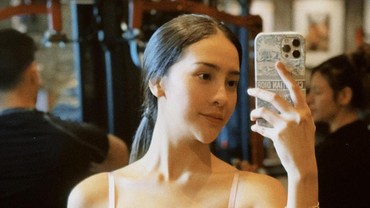 img-title Asyik Olahraga Bareng Keanu, Perut Berotot Anya Geraldine Bikin Salfok