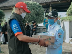 Dispar NTB Bagikan Handsanitizer dan Thermogun Buat 9 Desa Wisata di Lotim