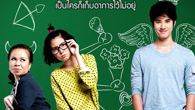 Sinopsis Crazy Little Thing Called Love menggambarkan percintaan remaja yang diperankan Mario Maurer dan Baifern Pimchanok.