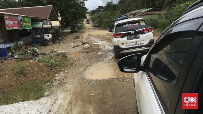 Salah dalam memilih alat transportasi, ini akan menjadi kendala dalam perjalanan ke ibu kota Nusantara. Pemerintah perlu memperbaiki jalan yang rusak.