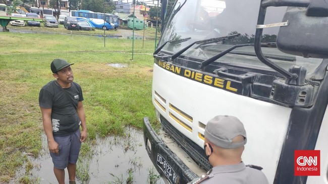 Kecelakana maut truk tronton tewaskan emak-emak dan seorang anak usia 15 terjadi Makassar dan Pinrang, Sulawesi Selatan.