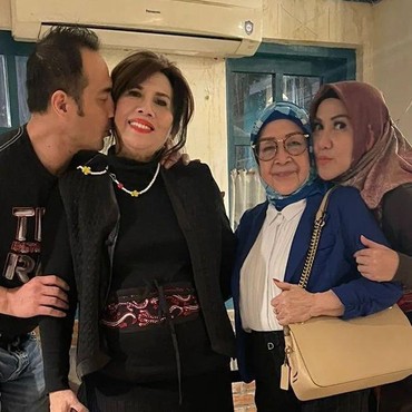 Ferry Irawan Cium Calon Mertua, Direstui Nikah dengan Venna Melinda?