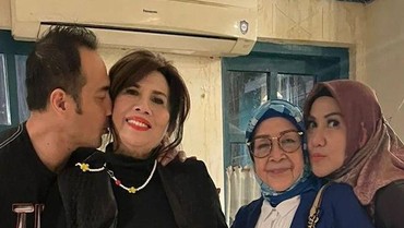 Ferry Irawan Cium Calon Mertua, Direstui Nikah dengan Venna Melinda?