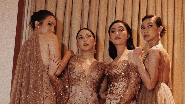 Ini Gaya Kompak dan Glamor Geng Blekpunk saat Menghadiri Pernikahan Vidi Aldiano dan Sheila Dara Ini Gaya Kompak dan Glamor Geng Blekpunk saat Menghadiri Pernikahan Vidi Aldiano dan Sheila Dara