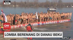 VIDEO: Lomba Berenang di Danau Beku
