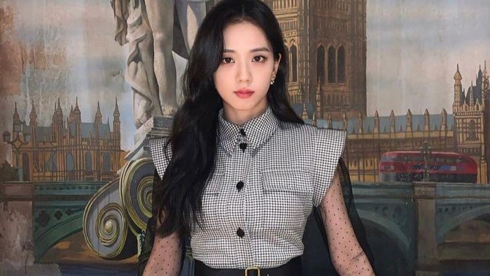Mengusung Konsep Retro, Harga Outfit Jisoo di Snowdrop Cukup Terjangkau Lho!