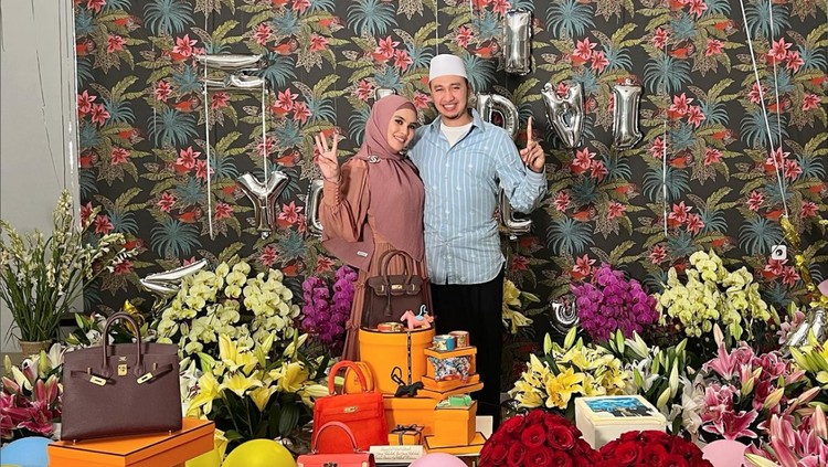 Kartika Putri Kartika Putri dapat kado tas Hermes dari Usman bin Yahya.