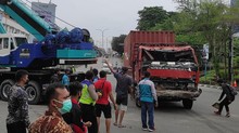 Kecelakaan Balikpapan, Truk Tabrak 14 Motor hingga Berhenti di Masjid