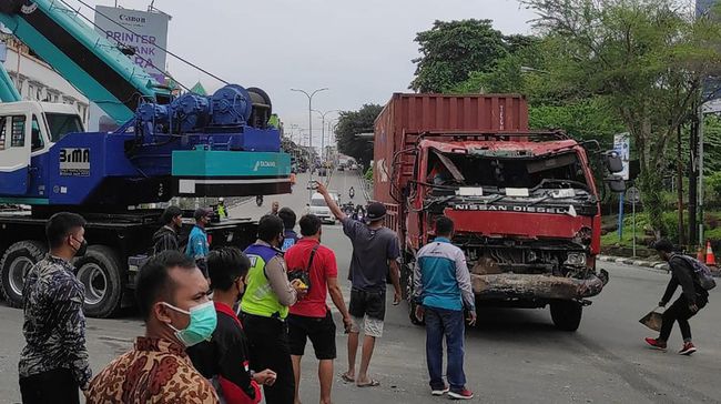 Balikpapan, Indonesian Accident, Trucks Hit 14 Motorcycles and Stopped at the Mosque