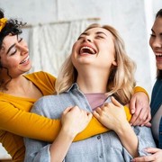 4 Ciri Khas Seorang Berkepribadian Social Butterfly, Kamu Banget Nggak Nih?