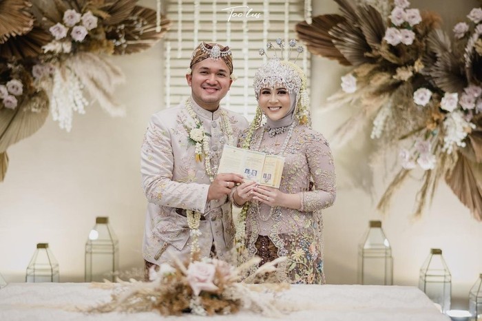 Kesha Ratuliu menikah dengan pujaan hatinya, Adhi Permana pada 7 Februari 2021. Kesha tampak anggun dengan kebaya berwarna pink abu-abu yang senada dengan Adhi, siger berwarna silver serta kerudung berpayet semakin cantik. / Foto: Instagram/ @kesharatuliu05