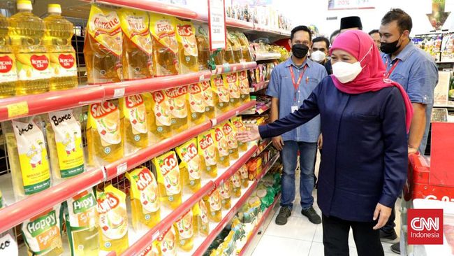 Khofifah Imbau Warga Jatim Tak Panic Buying Minyak Goreng Rp14 Ribu Gubernur Jatim Khofifah Indar Parawansa mengimbau warga tidak panic buying minyak goreng, karena pasokannya mencukupi hingga 6 bulan ke depan.