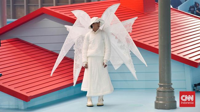 Dua bulan setelah kepergian Virgil Abloh, Louis Vuitton merayakan karya terakhir sang desainer untuk koleksi pakaian pria musim gugur 2022.