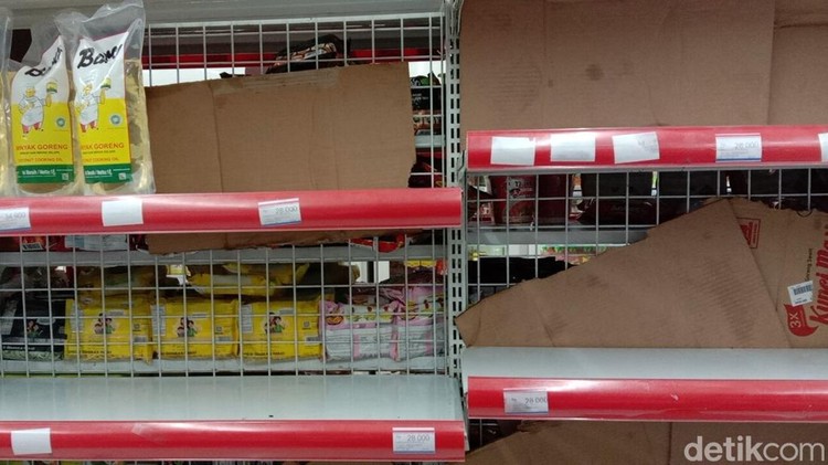 Kebijakan minyak goreng satu harga Rp 14.000/liter berlaku sejak Rabu (19/1). Stok tersebut kosong di beberapa ritel karena ludes diborong. Begini penampakannya.