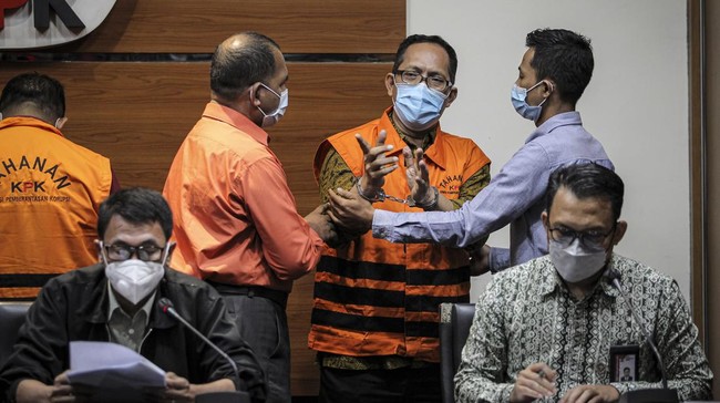 KPK menerima banyak dokumen terkait kasus dugaan suap penanganan perkara yang menjerat Itong Isnaeni Hidayat.