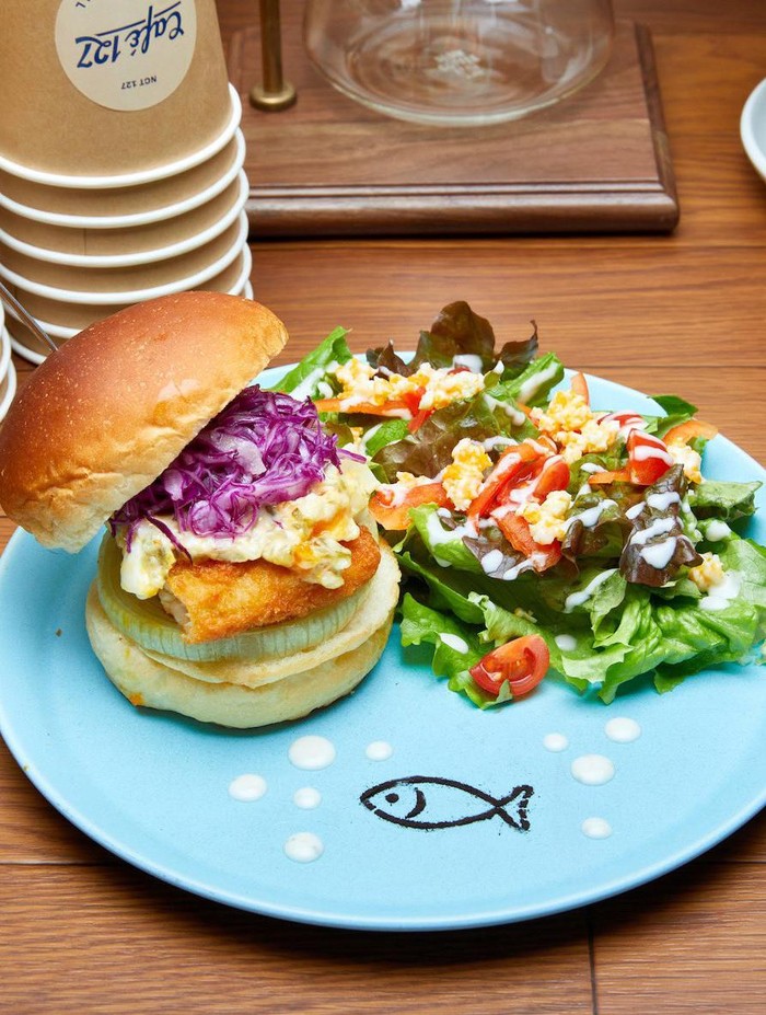 Lahir di Chicago, Johnny mengenalkan makanan asal kampung halamannya. Johnny Fish Burger merupakan pilihan menu yang tepat untuk mengganjal rasa lapar dengan isi burger dan salad yang melimpah./ Foto: twitter.com/NCT_OFFICIAL_JP