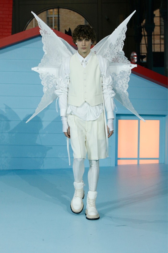 Di bagian akhir peragaan, tampil deretan busana serba putih dan sebagian model memakai 'sayap'. Dramatis dan whimsical! Foto: Courtesy of Louis Vuitton
