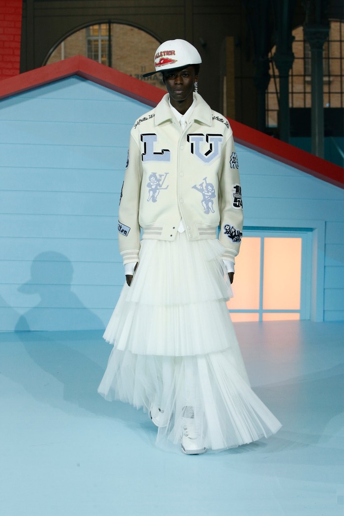 Pada beberapa koleksi sebelumnya, Abloh selalu menampilkan rok panjang. Pada koleksi ini kini hadir dalam padanan bersama varsity jacket.Foto: Courtesy of Louis Vuitton