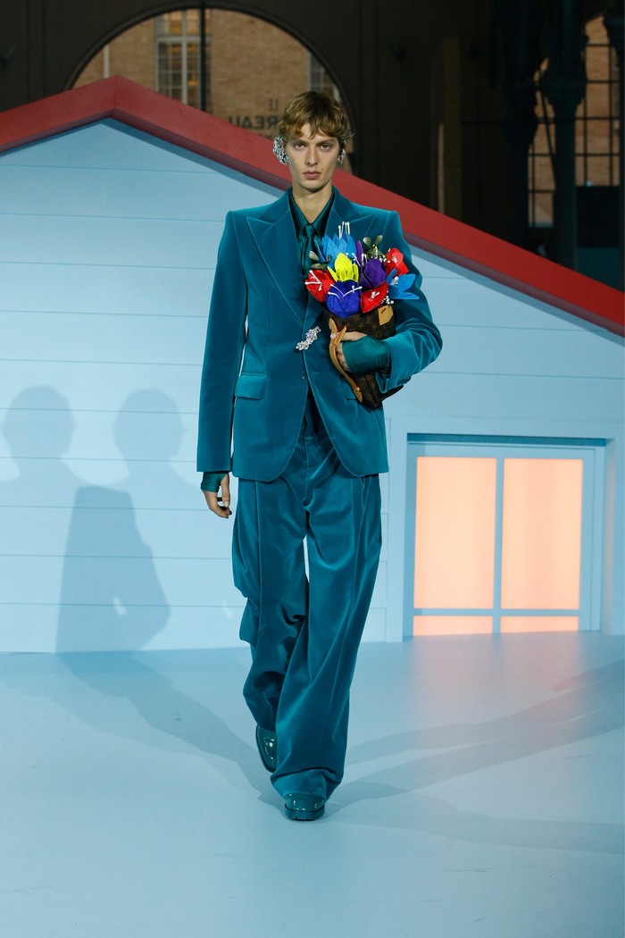 Dilansir dari Vogue, koleksi ini dinamai 'Louis Dreamhouse'. Secara garis besar koleksi ini menampilkan eksplorasi imajinasi tanpa batas Abloh tentang fashion, sosial dan budaya. Tailoring menjadi salah satu focal point di mana hadir dalam permainan warna yang klasik. Foto: Courtesy of Louis Vuitton