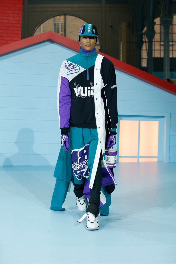 Gaya sporty hadir dalam permainan warna dan styling yang atraktif. Foto: Courtesy of Louis Vuitton