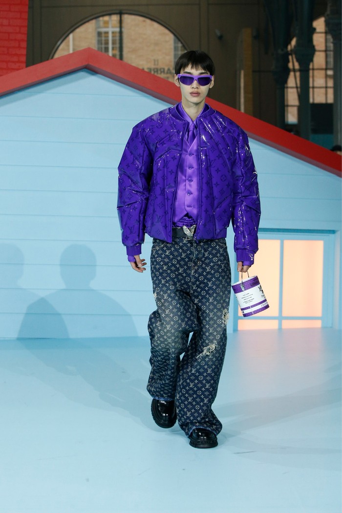 Monogram ikonis Lous Vuitton dikreasikan ke dalam celana jeans. Foto: Courtesy of Louis Vuitton