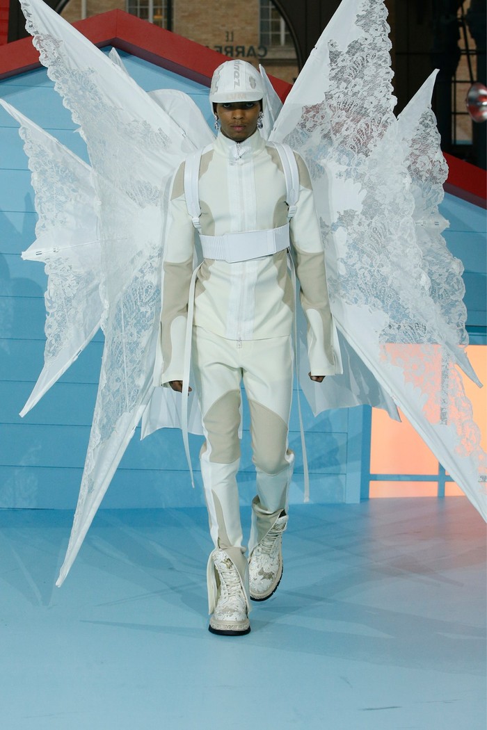 Di akhir, tampil busana yang merepresentaikan visi estetis Abloh yakni whimsical, artsy, klasik, spoty dan streetwear. Foto: Courtesy of Louis Vuitton