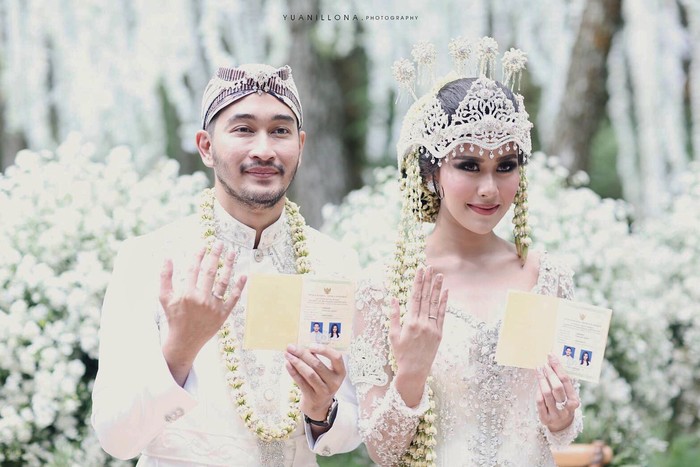 Menikah dengan Jeje Govinda pada 21 April 2018, Syahnaz Sadiqah tampil menawan dalam balutan pakaian adat Sunda ditambah polesan makeup dari Bubah Alfian, yang membuat dirinya semakin cantik./ Foto: Instagram/ @syahnazs