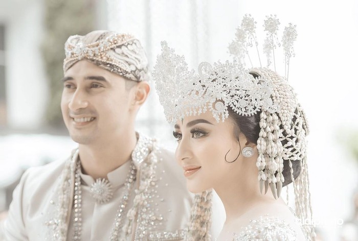 Menikah pada 6 Februari 2021, Ali Syakieb dan Margin Wierheem menggunakan adat Sunda pada pernikahannya. Siger yang dikenakan Margin dan makeup karya Bonnu Sorumba membuatnya terlihat sangat cantik. / Foto: Instagram/@marginw