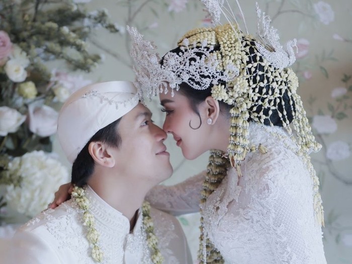 Meski Syahrini menikah di Jepang pada 27 Februari 2019, ia dan sang suami, Reino Barack tetap menggunakan adat Sunda dalam pernikahannya. Syahrinini tampil sangat cantik dan elegan. / Foto: Instagram/ @princessyahrini