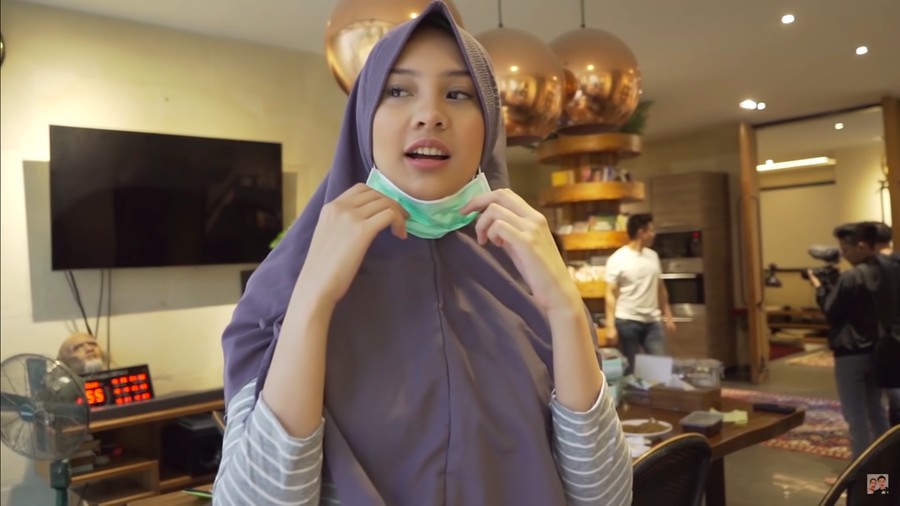 Pakai Hijab Nyamar Jadi Pembantu, Anya Geraldine Bikin Pangling Pakai Hijab Nyamar Jadi Pembantu, Anya Geraldine Bikin Pangling