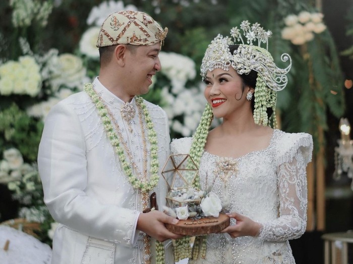 Penyanyi Indonesia, Yura Yunita telah melangsungkan pernikahannya dengan Donne Maulana Yusuf pada 11 Desember 2020 lalu. Yura dan Donne mengusung adat Sunda yang kental dan digelar di Cimahi, Jawa Barat. / Foto: Instagram/ @yurayunita
